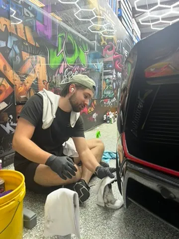 Detailing the lower bodywork of a vehicle